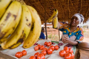 Una mujer de Tanzania vende su fruta  J.Marco