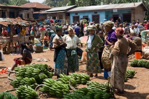 Varias mujeres venden bananas en Tanzania J.Marcos