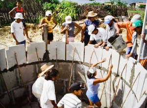 Un grupo de mujeres participan en la construcción de un tanque de almacenamiento de agua de lluvia en Brasil/ FAME