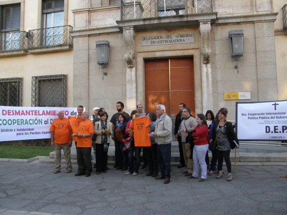 ESTO NOS AFECTA A TODXS!!! Concrentración para denunciar el desmantelamiento de la Cooperación al desarrollo organizada por La Plataforma 0,7 Extremadura