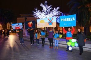 Algunos miembrxs de Ongawa llaman la atención de los viandantes en Badajoz./ OngawaExtre.