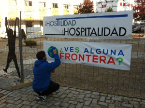 Joven ilustrando una pancarta