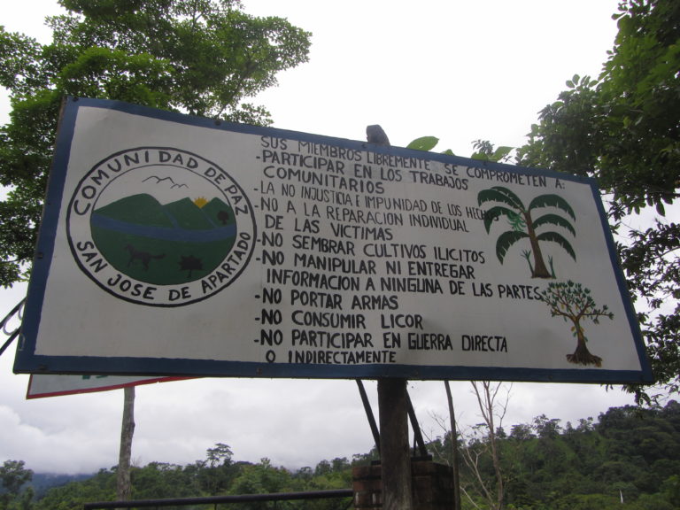 Denuncia de violencia paramilitar y nueva lección de vida y apoyo mutuo por parte de la Comunidad de Paz de San José de Apartadó, Colombia.