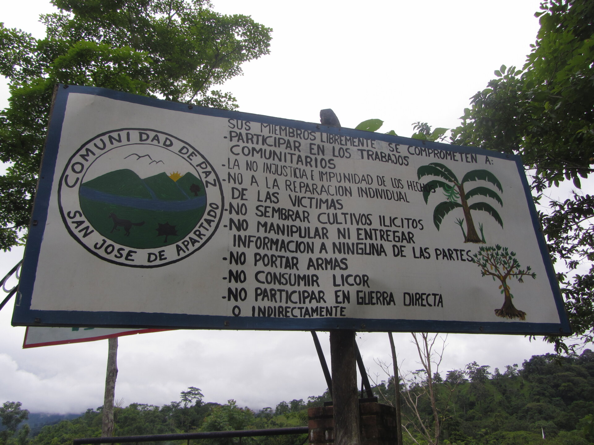 Denuncia de violencia paramilitar y nueva lección de vida y apoyo mutuo por parte de la Comunidad de Paz de San José de Apartadó, Colombia.