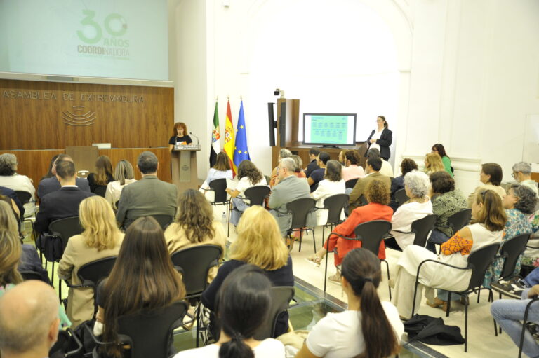 30 años de compromiso: el acto institucional en la Asamblea de Extremadura.
