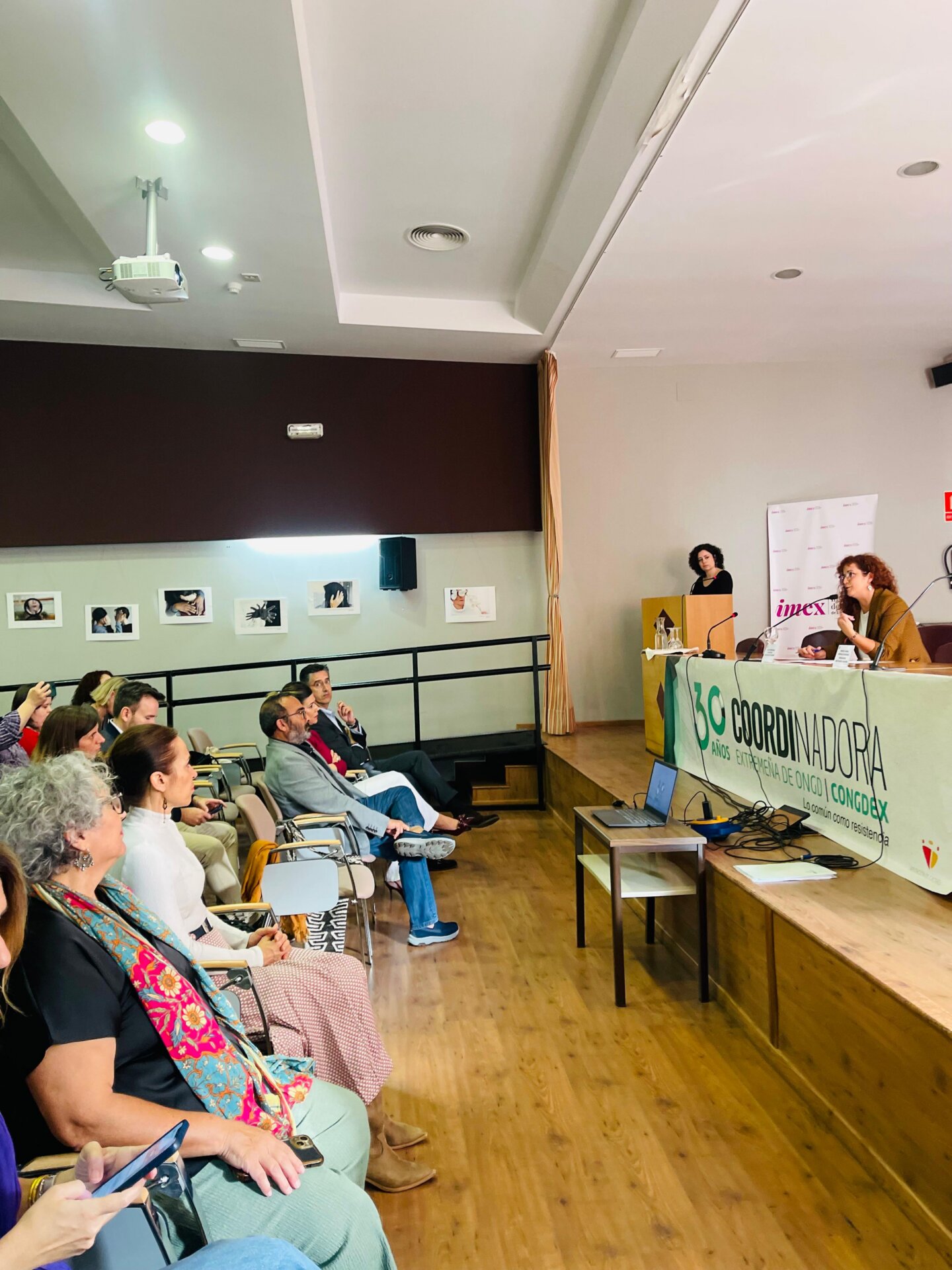 La exposición de fotografías SEMILLAS llega al funcionariado extremeño